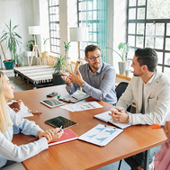 Falar menos e ouvir mais para comunicar melhor